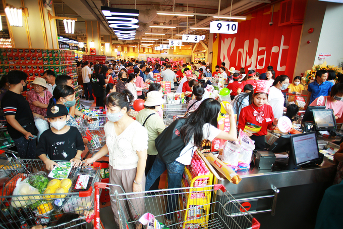 Khách hàng mua sắm nhộn nhịp dịp cuối tuần tại siêu thị WinMart.