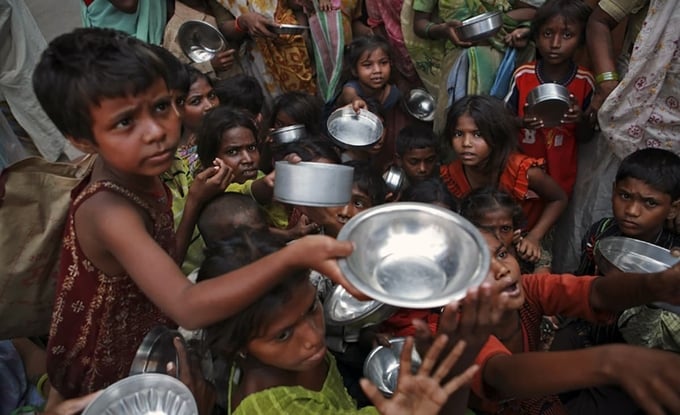 Trẻ em ăn xin ở Ấn Độ. Ảnh: AP.
