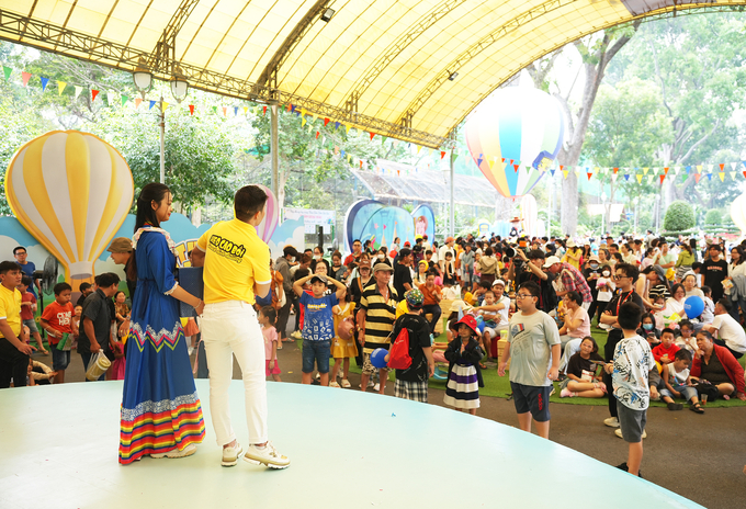 Nhiều hoạt động sôi nổi thu hút mẹ và bé tại ngày hội Heo Cao Bồi.