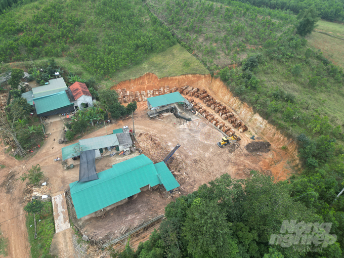 Thêm cơ sở chế biến gỗ keo vừa mới mọc lên tại thôn Đồng Mưa, xã Xuân Khang. Chủ cơ sở này đã đào múc, san gạt phần diện tích đất phía sau xưởng chế biến để phục vụ sản xuất kinh doanh. Ảnh: ĐT.