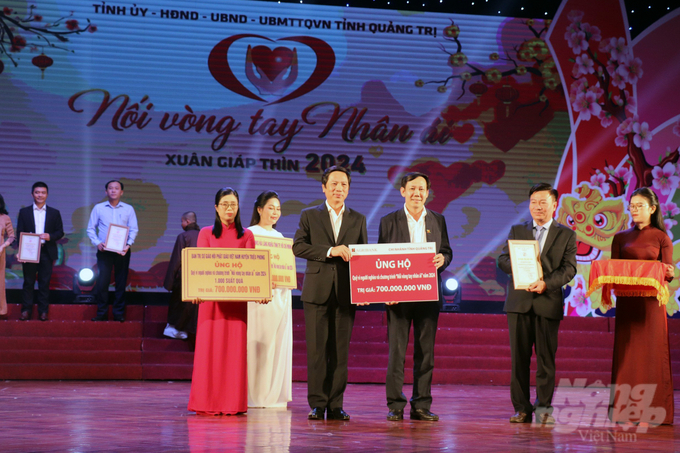 Agribank Quảng Trị trao 700 triệu đồng hỗ trợ người nghèo vui Tết đón Xuân. Ảnh: Thu Hà.