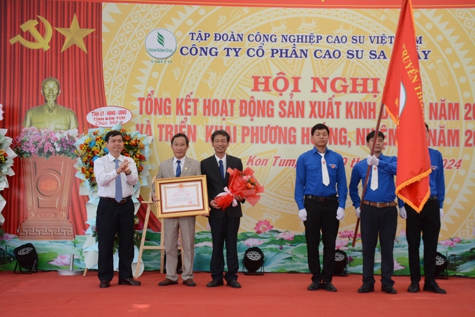 Công ty CP Cao su Sa Thầy vinh dự được Chủ tịch nước tặng Huân chương Lao động hạng Ba. Ảnh: Văn Vĩnh.