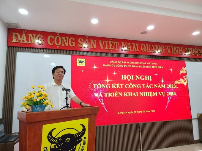 Ông Ngô Văn Đông, Bí thư Đảng ủy, Tổng Giám đốc Công ty CP Phân bón Bình Điền phát biểu tại Hội nghị.