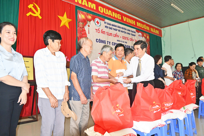 Ông Ko Chung Chih – Phó Tổng Giám đốc Vedan Việt Nam trao quà Tết cho bà con tại xã Tân Hiệp, huyện Long Thành, tỉnh Đồng Nai.