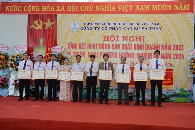 Tập đoàn Công nghiệp Cao su Việt Nam tặng Bằng khen cho các cá nhân Cao su Sa Thầy có thành tích xuất sắc. Ảnh: Văn Vĩnh.