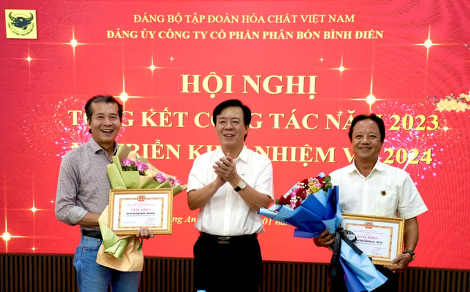Bí thư Đảng uỷ Ngô Văn Đông (giữa) trao Giấy khen cho các Chi bộ đạt thành tích Hoàn thành xuất sắc nhiệm vụ năm 2023.