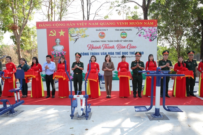 Nằm trong chuỗi các hoạt động của chương trình 'Xuân chiến sĩ' năm 2024, trước đó, Bộ tư lệnh Quân khu 7 phối hợp với lãnh đạo tỉnh Bình Phước đã cắt băng khánh thành công trình thể dục thể thao ngoài trời tại ấp Chà Là, xã Lộc Thịnh, huyện Lộc Ninh.