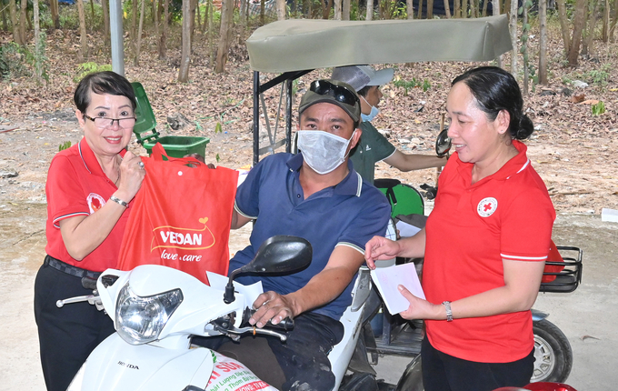 Hội chữ thập đỏ huyện Long Thành hỗ trợ bà con xã Tam An mang quà về nhà đón Tết.