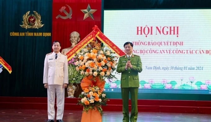 Đại tá Trần Minh Tiến (bên trái), Giám đốc Công an tỉnh Nam Định được điều động giữ chức vụ Chánh Văn phòng Cơ quan Cảnh sát điều tra. Ảnh: Nhân Dân.