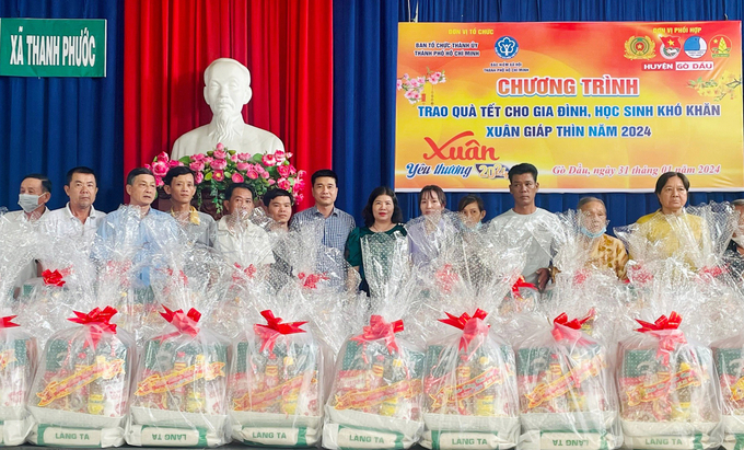 Ông Trần Dũng Hà, Phó Giám đốc BHXH TP.HCM trao tặng quà cho người dân xã Thanh Phước, huyện Gò Dầu, tỉnh Tây Ninh. Ảnh: BHXH TP.HCM.