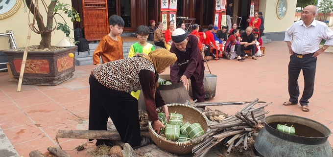 Vào dịp Tết Nguyên đán, hầu hết các hộ dân ở thôn Bấc 2, xã Thủy Đường đều tất bật gói bánh chưng phục vụ nhu cầu thị trường và người thân. Ảnh: Đinh Mười.