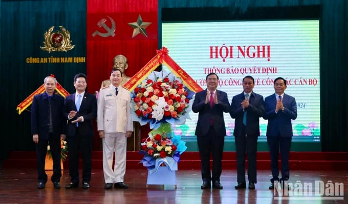 Lãnh đạo tỉnh Nam Định chúc mừng Đại tá Trần Minh Tiến. Ảnh: Nhân Dân. 