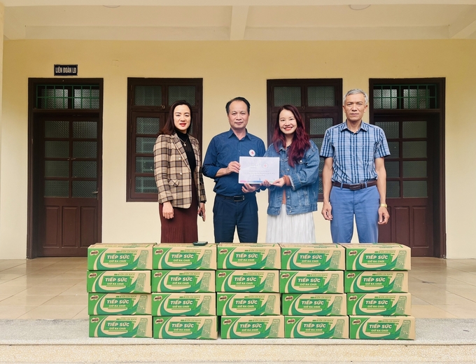 Nestlé Việt Nam cùng Hội chữ thập đỏ thị xã Mỹ Hào, Hưng Yên tặng quà Tết đến gia đình có hoàn cảnh khó khăn.