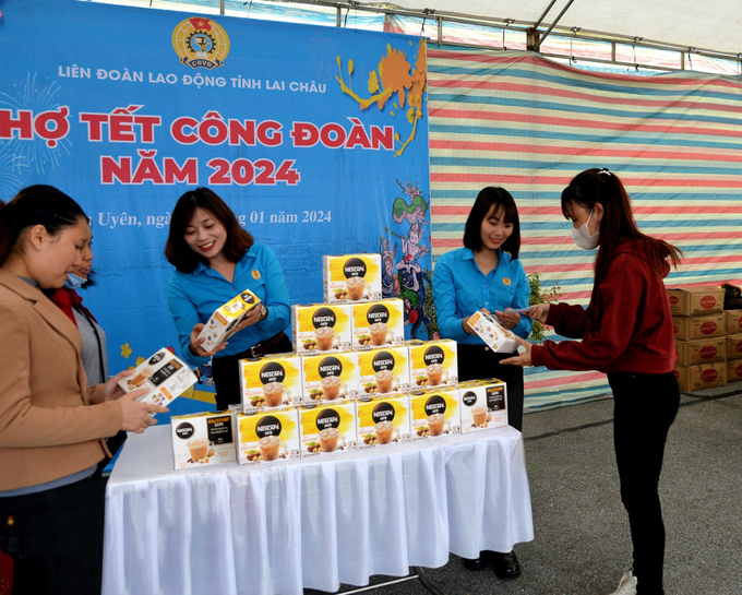 Sản phẩm của Nestlé Việt Nam được tặng cho người lao động tại chợ Tết Công Đoàn do Liên Đoàn Lao động tỉnh Lai Châu tổ chức.