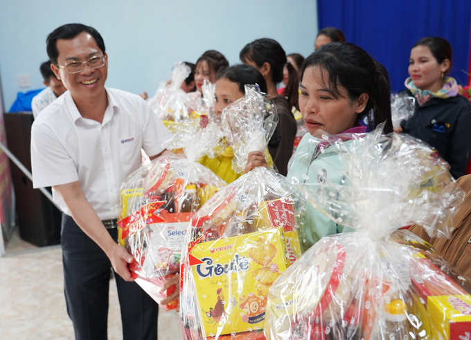 Ông Nguyễn Đức Phú, Phó Tổng Giám đốc, Chủ tịch Công đoàn SBH tặng quà Tết cho hộ nghèo, gia đình chính sách dân tại xã Suối Trai (Sơn Hòa). Ảnh: HT.