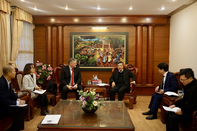 On January 30, Deputy Minister of the Ministry of Agriculture and Rural Development Hoang Trung (center  right), met and held discussions with Agricultural Counselor Tony Harman from the Australian Embassy in Vietnam.