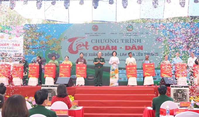 Phó Chủ tịch UBND tỉnh Bình Phước Trần Tuyết Minh cho biết, chương trình 'Xuân Chiến sĩ' là một trong rất nhiều hoạt động góp phần đem không khí Tết ấm áp đến với đồng bào huyện Lộc Ninh. 