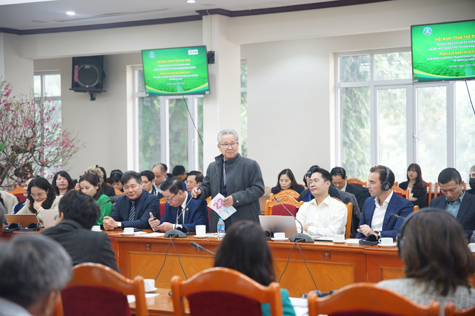 Ông Huỳnh Văn Thòn, Chủ tịch Hội đồng quản trị Tập đoàn Lộc Trời, đóng góp ý kiến cho chương trình chuyển đổi xanh của PSAV. 