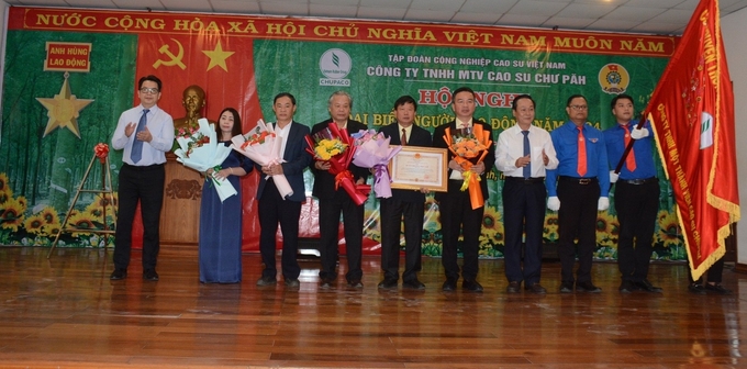 Công ty Cao su Chư Păh vinh dự đón nhận Huân chương Độc lập hạng Ba. Ảnh: GL.