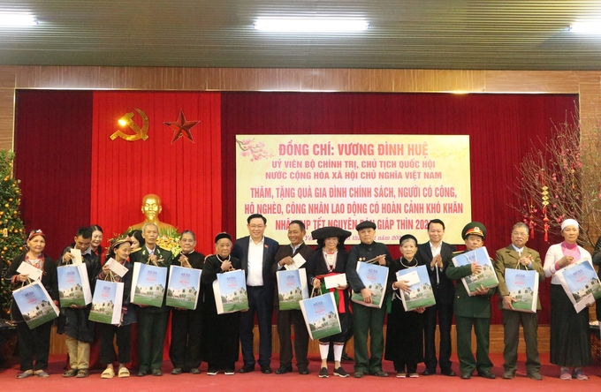 Chủ tịch Quốc hội Vương Đình Huệ và Bí thư Tỉnh ủy Yên Bái Đỗ Đức Duy tặng quà cho các gia đình chính sách tại huyện Trấn Yên.