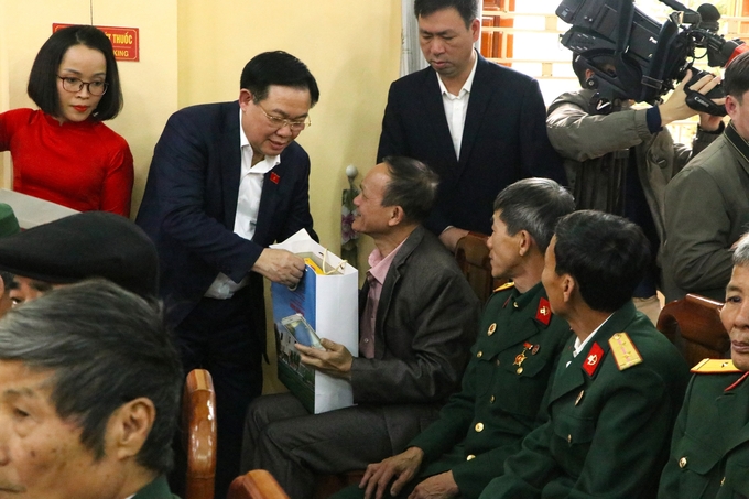 Chủ tịch Quốc hội Vương Đình Huệ tặng quà cho các gia đình chính sách, hộ nghèo tại huyện Trấn Yên, tỉnh Yên Bái.