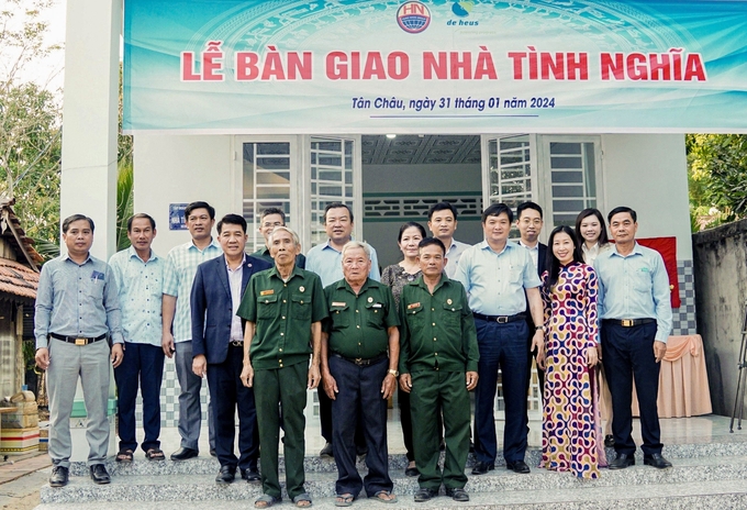 Tập đoàn Hùng Nhơn và De Heus cùng đại diện chính quyền, các hộ gia đình tại lễ bàn giao nhà tình nghĩa cho hộ dân có hoàn cảnh khó khăn.