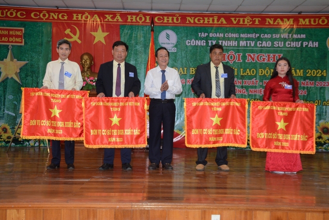 Lãnh đạo Tập đoàn Công nghiệp Cao su Việt Nam tặng cờ thi đua xuất sắc cho các đơn vị thuộc Công ty Cao su Chư Păh. Ảnh: GL.