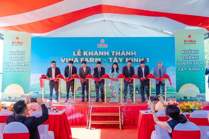 Ban lãnh đạo Tập đoàn Vinafeed cắt băng khánh thành trang trại chăn nuôi heo công nghệ cao Vina Farm - Tây Ninh 1.