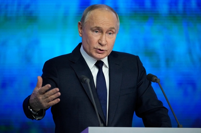 Tổng thống Nga Vladimir Putin phát biểu trong cuộc vận động bầu cử của ông ở Moscow, Nga, hôm 31/1. Ảnh: AP.