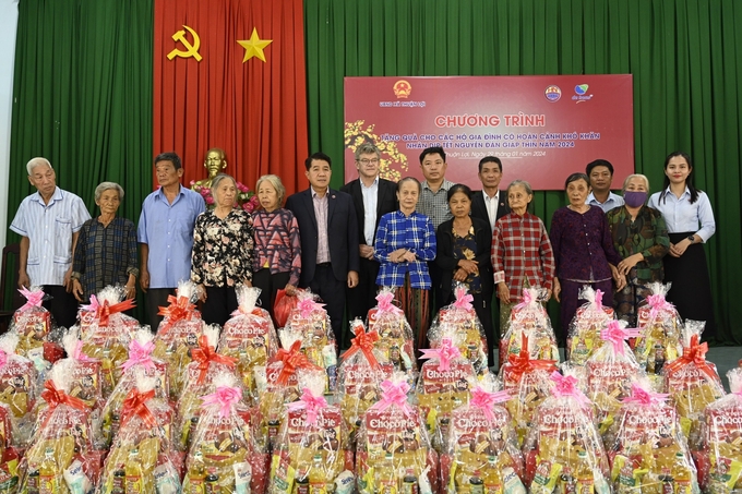 Đại diện DHN trao quà Tết cho bà con có hoàn cảnh khó khăn tại tỉnh Bình Phước. 
