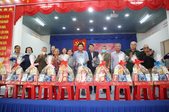 Ông Vũ Mạnh Hùng, đại diện DHN, trao quà Tết cho các hộ nghèo tại huyện Tân Châu, tỉnh Tây Ninh. 