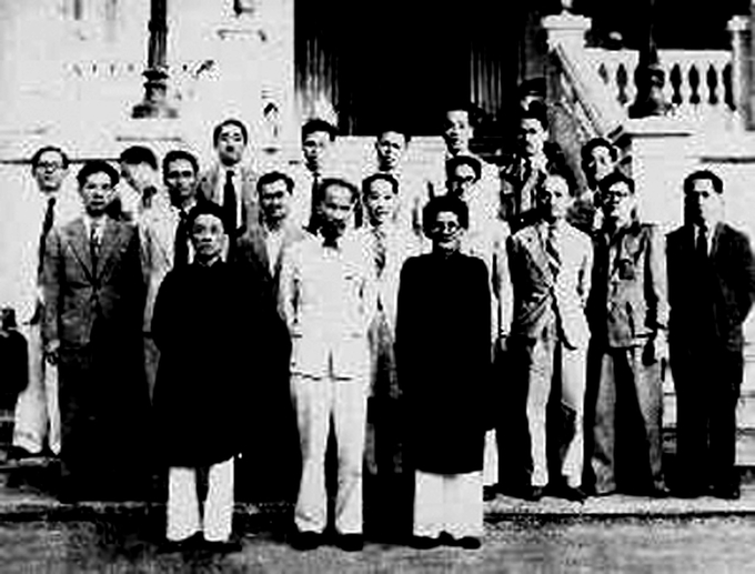 Hàng đầu, từ trái sang phải: Cụ Nguyễn Văn Tố, Chủ tịch Hồ Chí Minh, Cụ Huỳnh Thúc Kháng cùng các thành viên Chính phủ Việt Nam Dân chủ Cộng hòa năm 1946. Ảnh tư liệu.