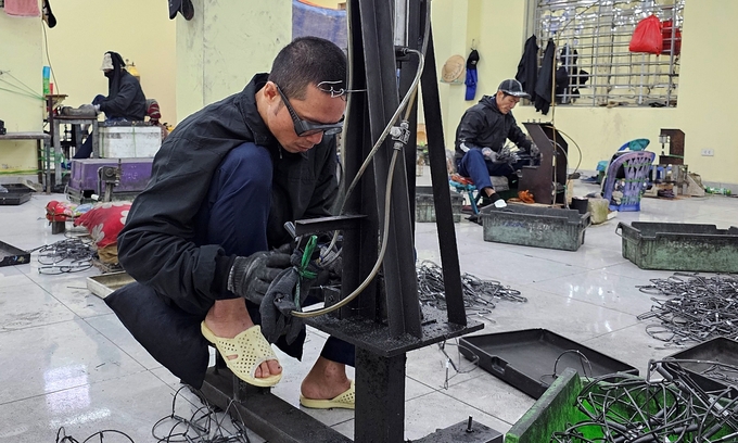 Sau khi thức vào lúc 5h45, tập thể dục, vệ sinh cá nhân và ăn sáng, Nguyễn Hưng Hải được bố trí lao động tại xưởng sản xuất bẫy chuột. Ảnh: Bảo Thắng.