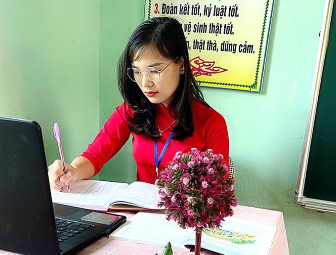 8 năm gắn bó với nghề giáo viên, cô Nông Thị Hà vẫn hàng ngày cần mẫn đưa con chữ đến với các em học sinh vùng cao.