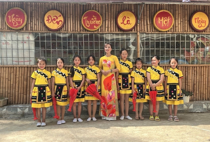 Cô giáo Nông Thị Hà cùng các em học sinh tại trường Phổ thông Dân tộc bán trú Tiểu học Sủng Cháng.