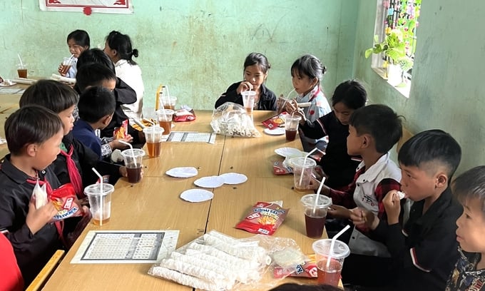 98% học sinh của lớp cô Nông Thị Hà là người dân tộc Mông.