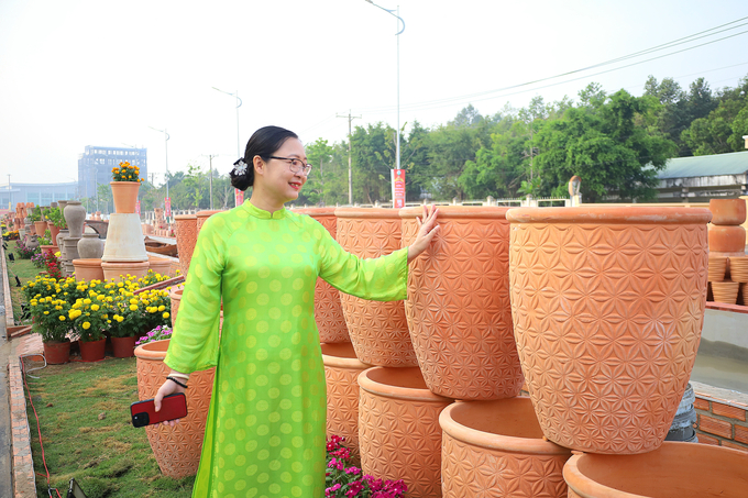 Tỉnh Vĩnh Long đón nhận kỷ lục 'Đường gốm đỏ và hoa dài nhất Việt Nam'. Ảnh: TL.