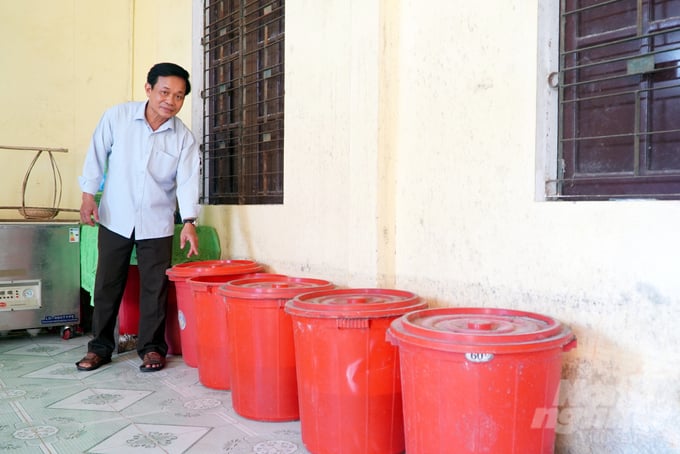 Hợp tác xã Nông sản sạch canh tác tự nhiên Triệu Phong cung cấp chế phẩm trừ sâu sinh học và các chế phẩm cần thiết cho nông dân trồng lúa. Ảnh: Võ Dũng.