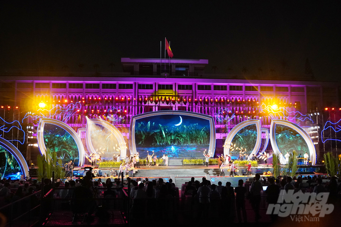 Chương trình nghệ thuật 'Xuân Quê hương 2024' được tổ chức tại khuôn viên Dinh Độc lập. Ảnh: Nguyễn Thủy.