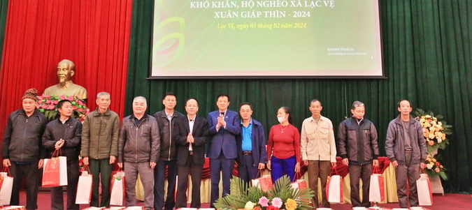 Ông Nguyễn Khắc Thảo, Tổng Giám Đốc Tập đoàn Dabaco trao phần quà Tết cho các hộ gia đình khó khăn tại xã Lạc Vệ, huyện Tiên Du, tỉnh Bắc Ninh.