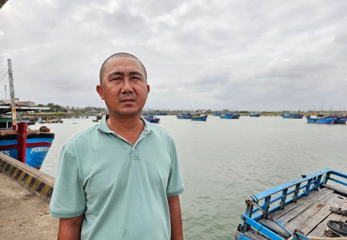 Ngư dân Đặng Văn Cư, chủ tàu PY 90839 TS ở phường Phú Đông cho biết, để góp phầ gỡ 'thẻ vàng', các tàu cá tuyệt đối không xâm phạm vùng biển nước ngoài. Ảnh: KS.