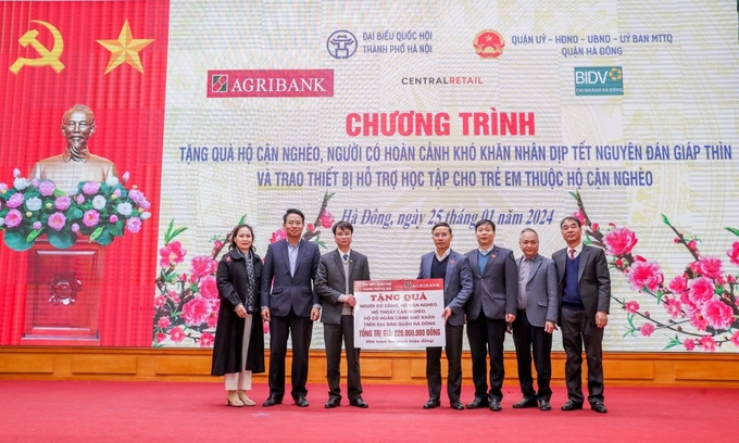 Ông Phạm Đức Ấn, Chủ tịch Hội đồng thành viên Agribank trao tặng quà của Agribank hỗ trợ hộ cận nghèo, đối tượng chính sách quận Hà Đông (Hà Nội) nhân dịp Tết Nguyên đán Giáp Thìn