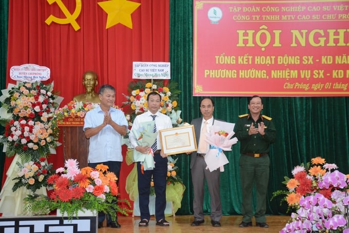 Lãnh đạo Tỉnh đội Gia Lai và huyện Chư Prông trao Bằng khen của Bộ Quốc phòng cho ông Võ Toàn Thắng và ông Phan Thanh Hà. Ảnh: V.V.