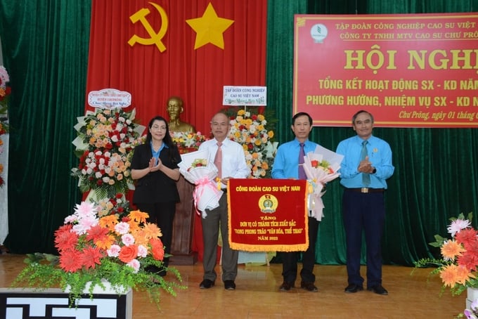 Công đoàn Cao su Việt Nam tăng Cờ thi đua đơn vị xuất sắc cho Công ty Cao su Chư Prông. Ảnh: V.V.
