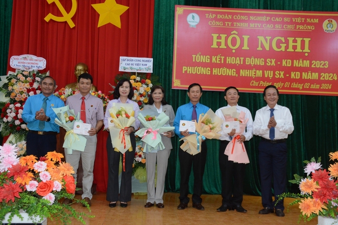 Lãnh đao Tập đoàn Công nghiệp Cao su Việt Nam tặng thưởng cho các cá nhân Cao su Chư Prông. Ảnh: V.V.