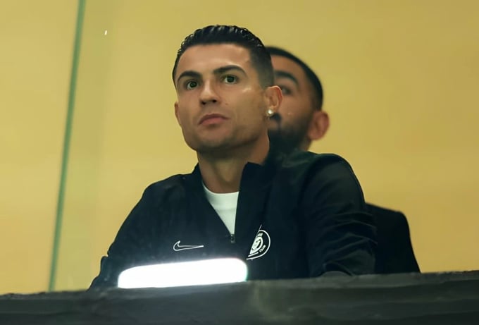 Cristiano Ronaldo xuất hiện trên khán đài VIP của sân vận động. Ảnh: Dailymail.
