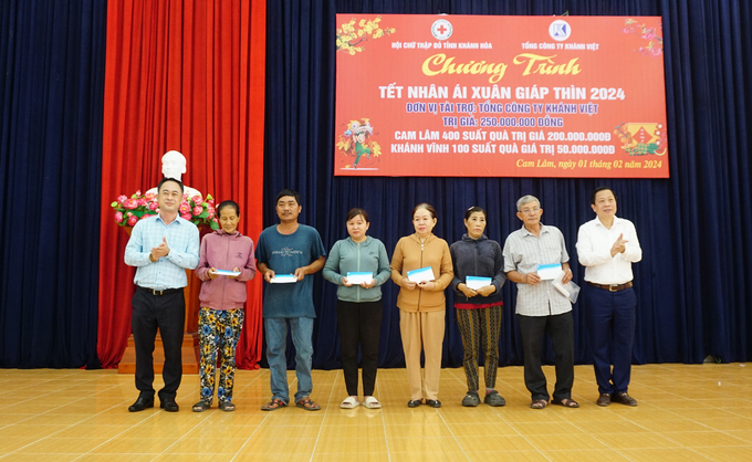 Lãnh đạo Tổng Công ty Khánh Việt trao quà cho các gia đình có hoàn cảnh khó khăn huyện Cam Lâm. Ảnh: PC.
