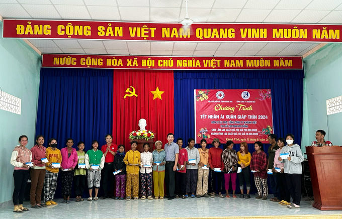 Khatoco phối hợp với Hội Chữ thập đỏ tỉnh Khánh Hòa trao tặng 500 suất quà Tết trị giá 250 triệu đồng cho các gia đình có hoàn cảnh khó khăn tại huyện Cam Lâm và Khánh Vĩnh. Ảnh: PC.