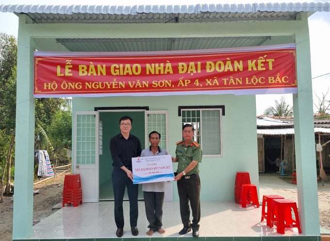 PV GAS CA MAU bàn giao nhà đại đoàn kết cho hộ ông Nguyễn Văn Sơn.