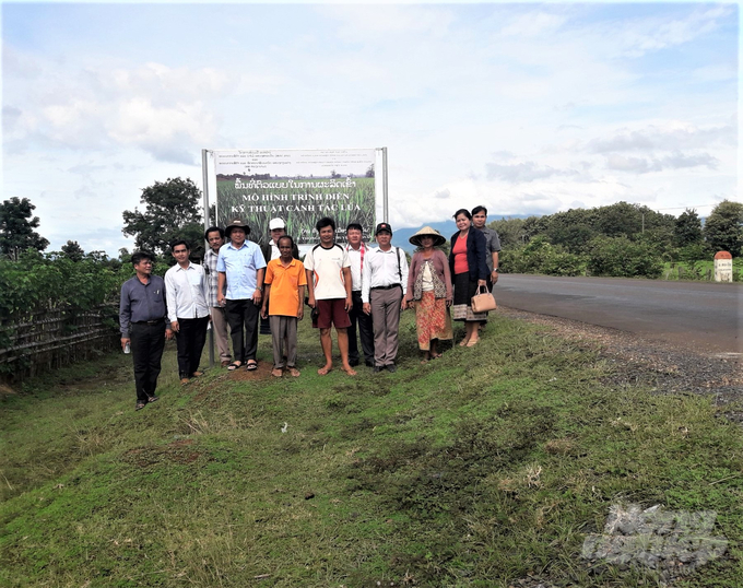 TS Đỗ Minh Nhựt (thứ 4 từ phải sang) dẫn đầu đoàn công tác của Sở NN-PTNT Kiên Giang sang thực hiện dự án hỗ trợ kỹ thuật sản xuất giống và canh tác lúa tại tỉnh Salavan, Lào. Ảnh: NVCC.